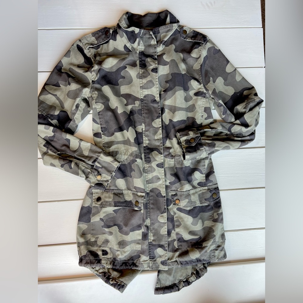 Francesca’s Miami Camouflage 3/4 length unlined jacket Size M